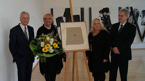 Grüner Neujahrsempfang 2012: Claudia Roth freut sich über Beuys